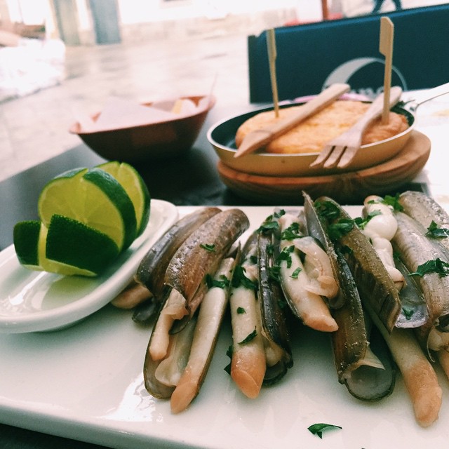 Tortilla de patata and navajas (razor clam).
